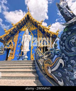 Grande statua di Buddha sulla facciata del Tempio Blu Wat Rong Suea a Chiang Rai Thailandia Foto Stock