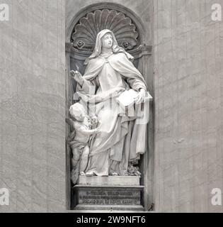 Statua commemorativa, a Santa Teresa d'Avila (o Gesù), nella basilica di San Pietro, Vaticano, Roma, Italia Foto Stock