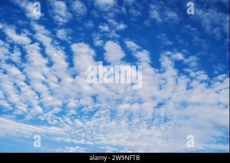 cielo blu con nuvole bianche di cirrus-cumulus in una giornata invernale Foto Stock