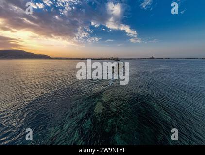 Sicilia 2023. Veduta aerea delle scogliere adiacenti alla torre Ligny e al centro storico di Trapani. Luglio 2023 Trapani, Italia Foto Stock