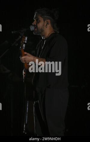 Alessandro Mannarino durante il concerto corde a Teatro Tour, 28 dicembre 2023, Auditorium Parco della musica, Roma Foto Stock