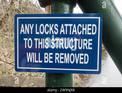 Cartello segnaletico che eventuali chiusure amorose collegate a un ponte verranno rimosse, Inghilterra, Regno Unito Foto Stock