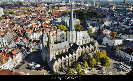 Vista aerea con drone della Saint James Church (Sint-Jacobskerk a Bij Sint-Jacobs, Gand, Fiandre Orientali, Belgio. Chiesa romanica.) Foto Stock