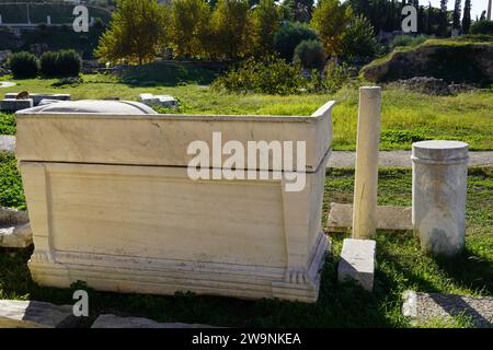 L'antico cimitero di Keramikos ad Atene, in Grecia. Un sarcofago di marmo e dei segni funerari Foto Stock