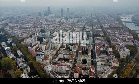 Vista aerea con drone del paesaggio urbano storico di Lione lungo i fiumi Rodano e Saona, Alvernia-Rodano-Alpi, Francia. Skyline urbana del patrimonio mondiale UNESCO. Foto Stock