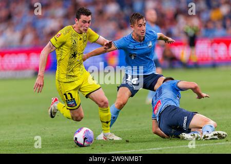 Sydney, Australia. 29 dicembre 2023. Joel King del Sydney FC compete per il ballo con Bozhidar Kraev del Wellington Phoenix durante la partita A-League Men RD10 tra Sydney FC e Wellington Phoenix all'Allianz Stadium il 29 dicembre 2023 a Sydney, Australia Credit: IOIO IMAGES/Alamy Live News Foto Stock