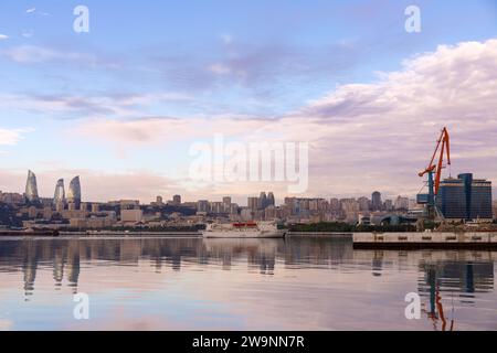 Baku. Azerbaigian. 05.06.2021. La nave bianca va al porto. Foto Stock