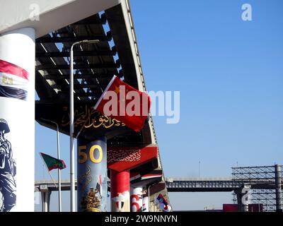 Cairo, Egitto, novembre 30 2023: Bandiere di vari e diversi paesi del mondo sul sito della monorotaia del Cairo, sventolando bandiere di diversi paesi Foto Stock