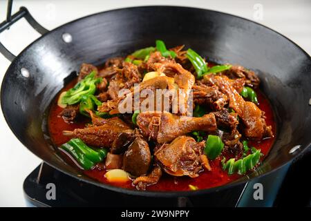 Anatra alla griglia，anatra speziata Stir fritta con pepe verde，anatra secca Foto Stock