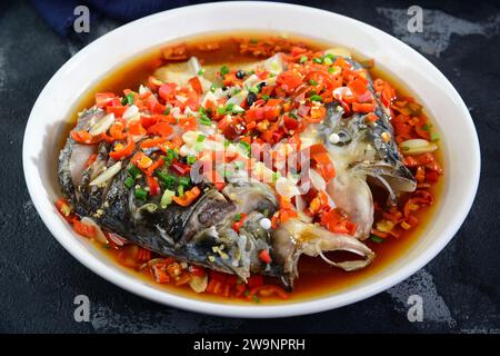 Testa di pesce al vapore con peperoni rossi caldi a dadini ，cucina cinese Hunan - testa di pepe tritata Foto Stock