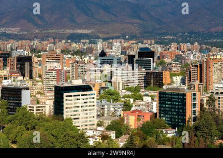 Vista panoramica degli uffici e degli appartamenti nel quartiere Providencia di Santiago del Cile Foto Stock