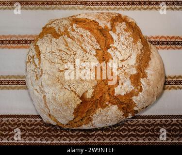 Pane croccante a base di segale intera e farina di grano a casa, appena estratto dal forno. Cibo sano. Foto Stock