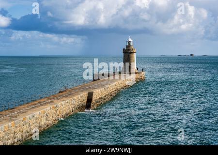 Vista del faro di Castle Breakwater dal castello Cornet a St Peter Port, Guernsey, Isole del Canale Foto Stock