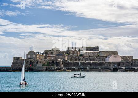 Vista del Castello Cornet dal porto di St Peter, dal porto di St Peter, da Guernsey e dalle isole del Canale Foto Stock