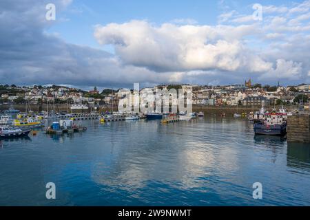 Lungomare di St Peter Port dal porto, St Peter Port, Guernsey, Channel Islands Foto Stock
