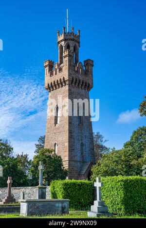 Victoria Tower sulla Monument Road vista dal Candle Cemetery di St Peter Port, Guernsey, Isole del Canale Foto Stock