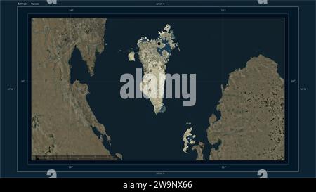 Il Bahrein è evidenziato su una mappa satellitare ad alta risoluzione con il punto della capitale del paese, la griglia cartografica, la scala di distanza e il coordina confine della mappa Foto Stock
