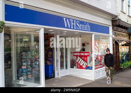 Windsor, Berkshire, Regno Unito. 29 dicembre 2023. Un negozio WHSmith a Windsor. Secondo quanto riferito, gli Smith stanno rebranding dei loro negozi in WHS. La gente era fuori a fare shopping al January Sales Today a Windsor, Berkshire. Alcuni negozi hanno fino al 50% di sconto e altri fino al 70% di sconto. Credito: Maureen McLean/Alamy Live News Foto Stock