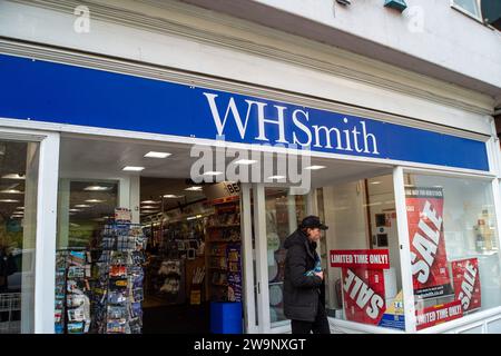 Windsor, Berkshire, Regno Unito. 29 dicembre 2023. Un negozio WHSmith a Windsor. Secondo quanto riferito, gli Smith stanno rebranding dei loro negozi in WHS. La gente era fuori a fare shopping al January Sales Today a Windsor, Berkshire. Alcuni negozi hanno fino al 50% di sconto e altri fino al 70% di sconto. Credito: Maureen McLean/Alamy Live News Foto Stock