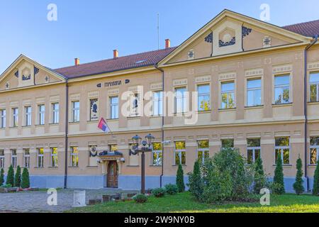 Krusevac, Serbia - 12 ottobre 2023: Edificio del Museo Nazionale Krusevac al Lazar Town Park Historic Landmark. Foto Stock