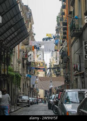 Strada stretta con lavanderia sospesa nel centro storico, Napoli, Campania, Italia, Europa Foto Stock