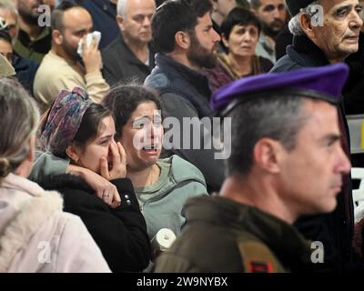 Gerusalemme, Israele. 29 dicembre 2023. La famiglia e gli amici piangono al funerale del soldato israeliano Capitano (riserva) Harel Sharvit, 33, al Mt. Cimitero militare di Herzl a Gerusalemme, venerdì 29 dicembre 2023. Sharvit, dell'insediamento Kochav Ya'acov, fu ucciso in combattimento nella parte settentrionale di Gaza da militanti palestinesi. Il numero di vittime dell'IDF sul terreno dopo l'invasione di Gaza dopo il massacro di Hamas del 7 ottobre è di 168. Foto di Debbie Hill/ Credit: UPI/Alamy Live News Foto Stock