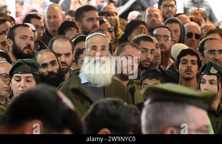 Gerusalemme, Israele. 29 dicembre 2023. La famiglia e gli amici piangono al funerale del soldato israeliano Capitano (riserva) Harel Sharvit, 33, al Mt. Cimitero militare di Herzl a Gerusalemme, venerdì 29 dicembre 2023. Sharvit, dell'insediamento Kochav Ya'acov, fu ucciso in combattimento nella parte settentrionale di Gaza da militanti palestinesi. Il numero di vittime dell'IDF sul terreno dopo l'invasione di Gaza dopo il massacro di Hamas del 7 ottobre è di 168. Foto di Debbie Hill/ Credit: UPI/Alamy Live News Foto Stock