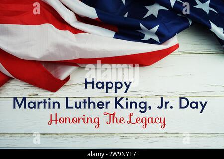 Happy Martin Luther King Jr Day messege di testo con bandiera USA su sfondo di legno Foto Stock