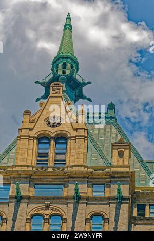 Il tetto rivestito di rame, la cupola e i gargoyle alati incoronano lo Sherry-Netherland, un hotel del 1927 ora principalmente residenze condominiali al 781 della Fifth Avenue. Foto Stock