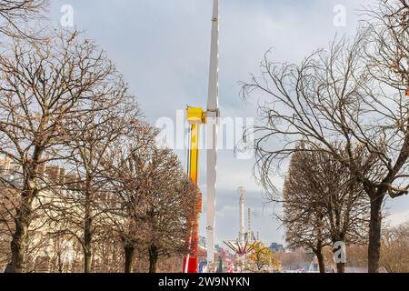 Parigi, Francia, 2023. In autunno, il giro in mongolfiera, la giostra a dondolo e la ruota panoramica al parco divertimenti Tuileries Foto Stock