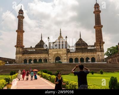 Moschea Asafi, sul sito di Imambara Bara, VW86+MQ3, Husainabad Trust Rd, Machchhi Bhavan, Lucknow, Uttar Pradesh 226003, India Foto Stock