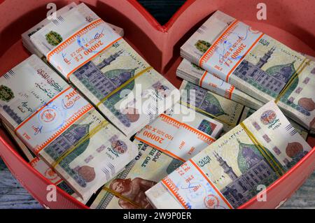 Pile e pile d'Egitto denaro migliaia di sterline banconote banconote in valuta EGP LE, tasso di cambio egiziano e status economico, concetto di moneta, Foto Stock