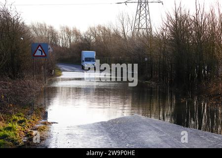 Parte di Newton Lane sott'acqua dopo essere stata allagata durante la pioggia Foto Stock