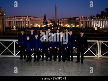 Knabenchor Hösel - Die Rheinischen Sängerknaben und Chordirektor Toralf Hildebrandt bei der Ankunft zur musikalischen Begleitung des Gottesdienstes im Foto Stock