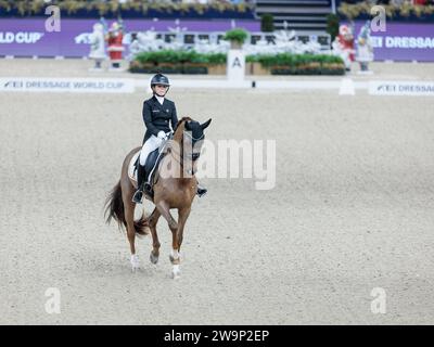 Charlotte Defalque del Belgio con Botticelli durante la FEI Dressage World Cup Free Style al Jumping Mechelen il 29 dicembre 2023, Nekkerhal, Belgio (foto di Maxime David - MXIMD Pictures) Foto Stock