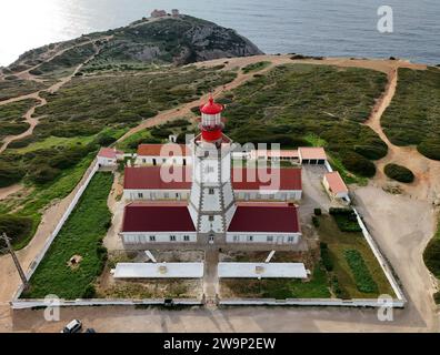 Altitudine aerea del faro di Cabo Espichel vicino a Sesimbra, Portogallo. Uno dei fari più antichi del Portogallo, costruito nel 1790. Foto Stock