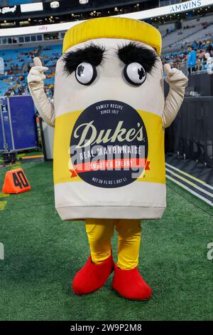 27 dicembre 2023; Charlotte, NC, Stati Uniti; un'immagine generale di una delle mascotte durante il Duke's Mayo Bowl tra i North Carolina Tar Heels e il West Foto Stock