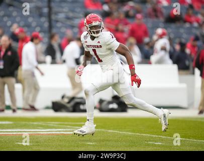 Il wide receiver dei Rutgers Scarlet Knights Famah Toure (1) si scalda durante la partita di football universitario tra i Rutgers Scarlet Knights e i Miami Hurricanes il 28 dicembre 2023 allo Yankee Stadium nel Bronx, New York. Rutgers batte Miami 31-21 (David Venezia / immagine dello sport) Foto Stock