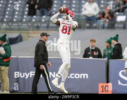 Il wide receiver dei Rutgers Scarlet Knights Deondre Johnson (81) si scalda durante la partita di football universitario tra i Rutgers Scarlet Knights e i Miami Hurricanes il 28 dicembre 2023 allo Yankee Stadium nel Bronx, New York. Rutgers batte Miami 31-21 (David Venezia / immagine dello sport) Foto Stock