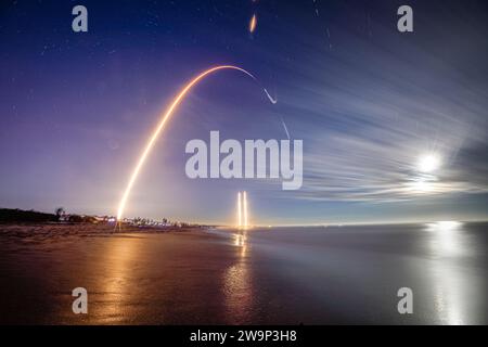 Cape Canaveral Cape Canaveral, Stati Uniti. 28 dicembre 2023. La NASA lancia Pysche sul razzo SpaceX Falcon Heavy a Cape Canaveral, Florida, giovedì 28 dicembre 2023. (Foto di Alex G Perez/AGPfoto/Sipa USA) credito: SIPA USA/Alamy Live News Foto Stock