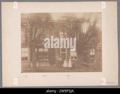 Visualizza a Hoogstraat 47-49 a Woudrichem, Anonimo (Monumentenzorg) (attribuito a), 1901 Photograph Woudrichem Photographic support. gli albumi di cartone stampano gli alloggi urbani. facciata (di casa o edificio). via (+ città(-scape) con figure, personale) Woudrichem Foto Stock