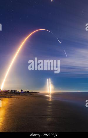 Cape Canaveral Cape Canaveral, Stati Uniti. 28 dicembre 2023. La NASA lancia Pysche sul razzo SpaceX Falcon Heavy a Cape Canaveral, Florida, giovedì 28 dicembre 2023. (Foto di Alex G Perez/AGPfoto/Sipa USA) credito: SIPA USA/Alamy Live News Foto Stock