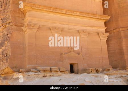 Tomba incompiuta di Qasr al Farid a Hegra nel deserto arabo Foto Stock