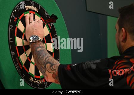 Alexandra Palace, Londra, Regno Unito. 29 dicembre 2023. 2023/24 PDC Paddy Power World Darts Championships Day 12 pomeriggio sessione; Jonny Clayton recupera le sue freccette credito: Action Plus Sports/Alamy Live News Foto Stock