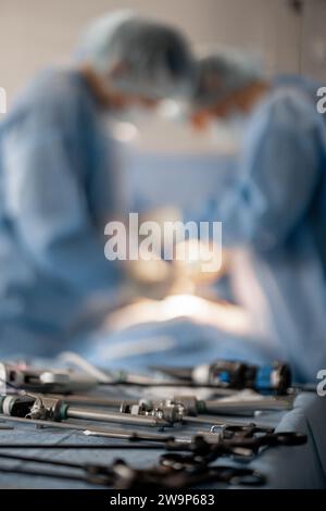 Primo piano sugli strumenti chirurgici durante un'operazione invasiva Foto Stock