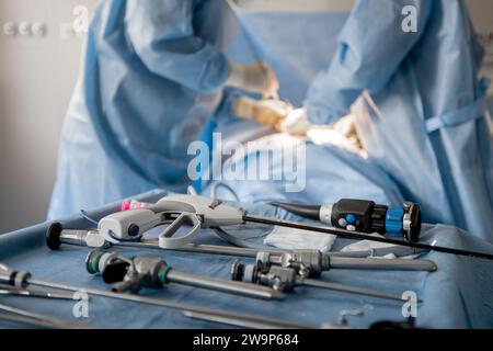 Primo piano sugli strumenti chirurgici durante un'operazione invasiva Foto Stock