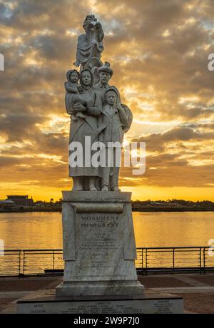 New Orleans, LOUISIANA - 29 ottobre 2023: Monumento alla scultura di Franco Alessandrini sulle rive del fiume Mississippi in Louisiana Foto Stock