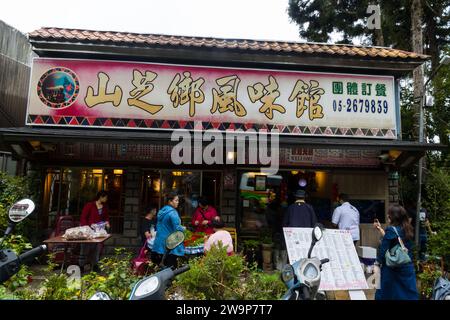 Alishan, Taiwan - 8 ottobre 2023: Ristorante taiwanese Hot Pot a Chiyahi Foto Stock