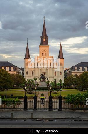 I raggi del sole nascente colpirono la facciata della cattedrale di St Louis, re di Francia con la statua di Andrew Jackson a New Orleans in Louisiana Foto Stock