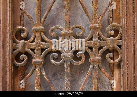 Griglia su una vecchia porta d'ingresso Foto Stock